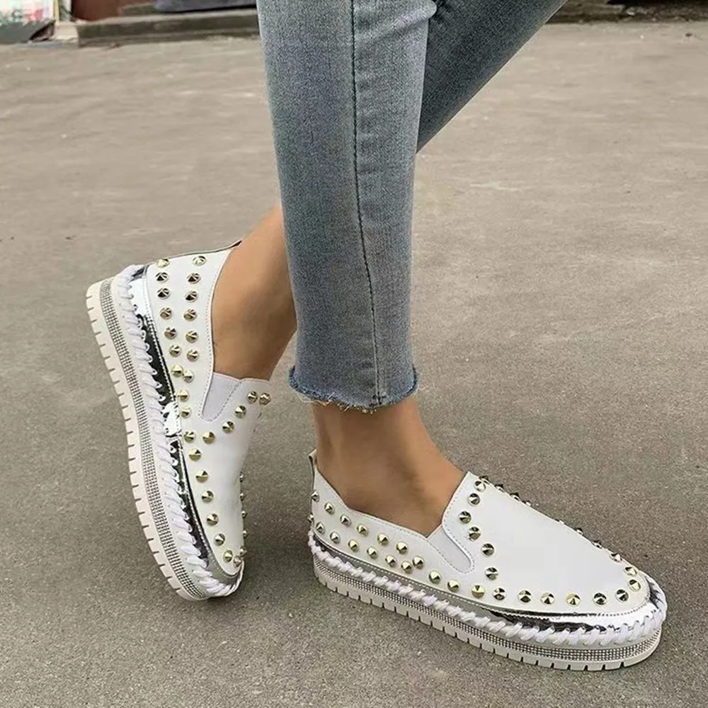 Women Flats Shoes Casual Studded Flats Luxury Brand Rivet Loafers Unisex Shoes Slip on Big Size 41 42 43 Spikes Studded