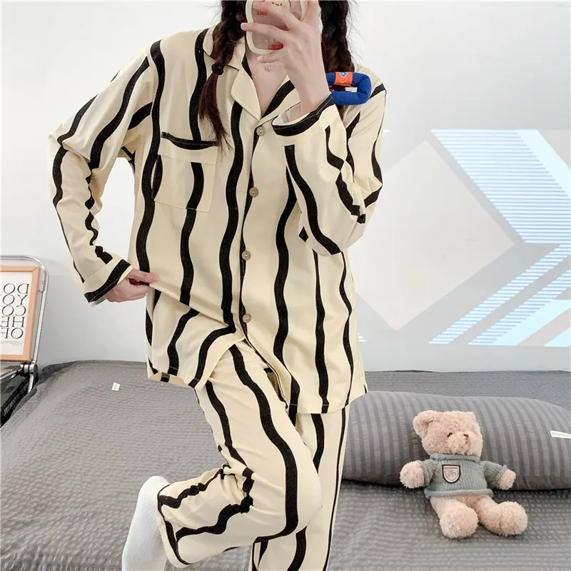 1 Pajamas women's wavy striped pajamas women can wear long-sleeved home clothes suits in spring and autumn.