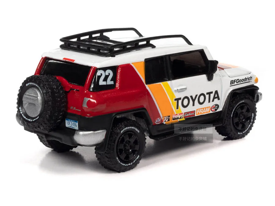 Модель автомобиля металлическая из металлического сплава в виде круизера