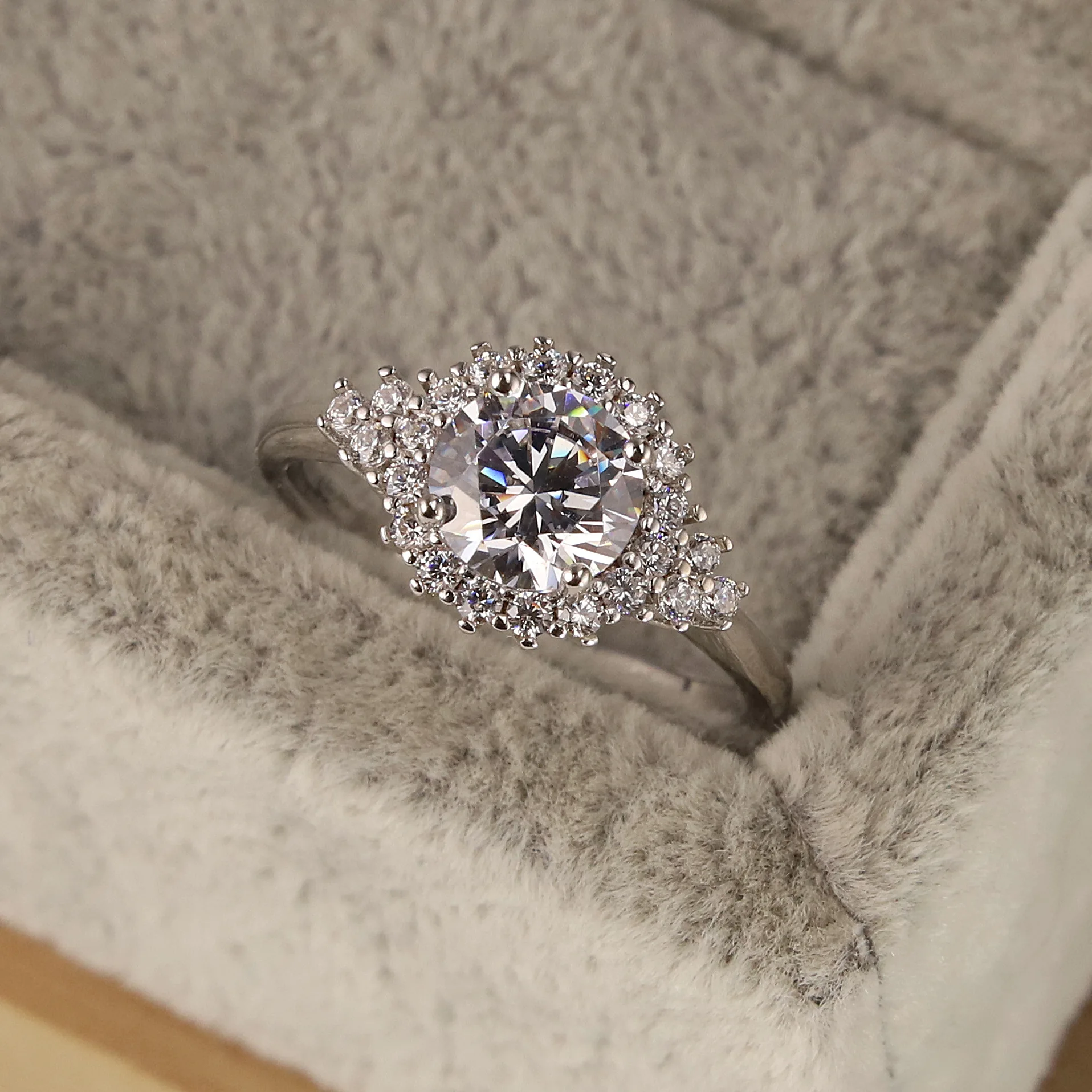 

AliExpress S925 sterling silver round zircon ring Europe and the United States diamond ring full diamond four-claw ring