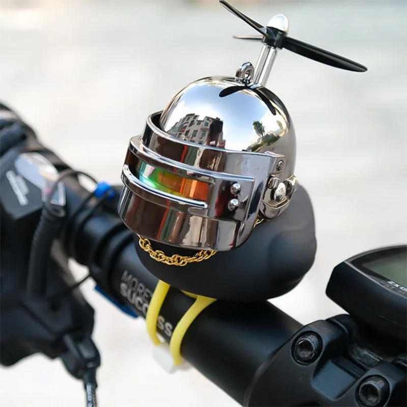 Маленькая черная утка с шлемом для велосипеда мотора без света в автомобиле