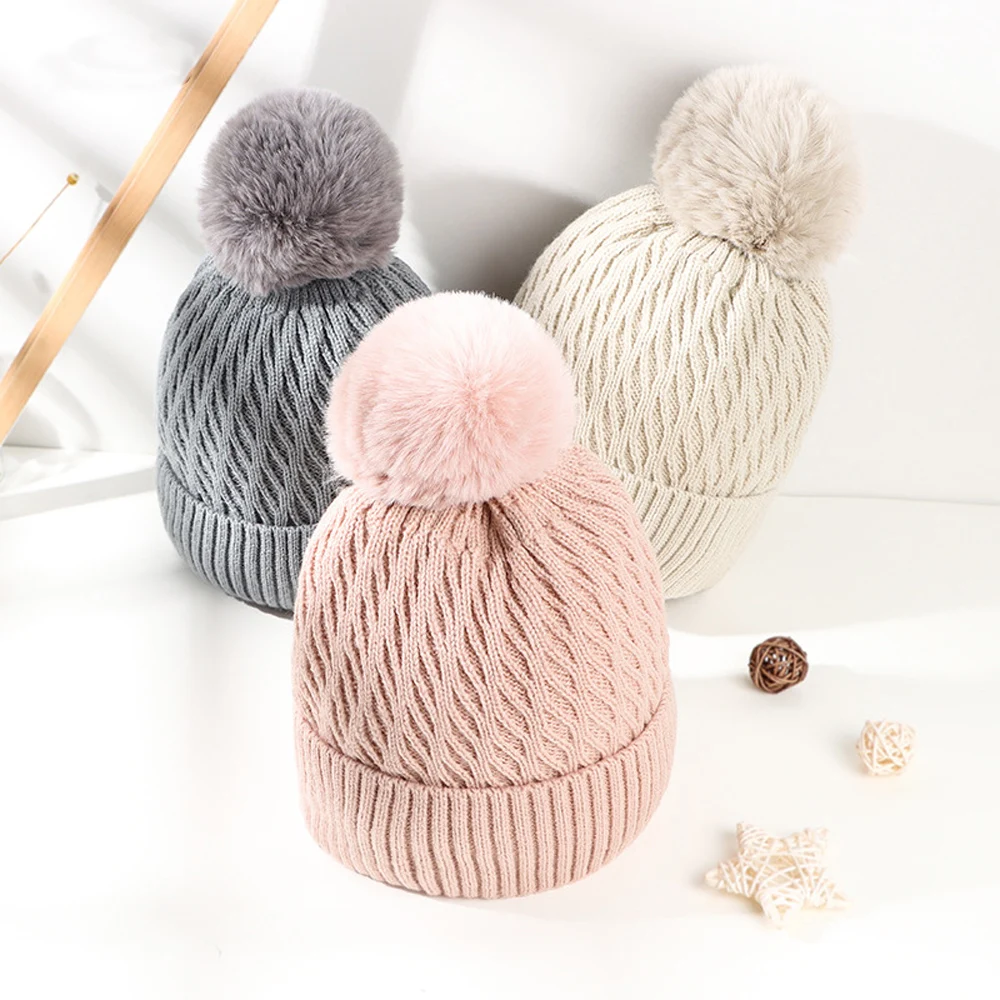 Шапка-бини для женщин на зиму с теплым подкладом из плотной вязки, мягким плюшевым помпоном, черного/белого цвета, однотонная, повседневного стиля, для активного отдыха на улице и учебы.