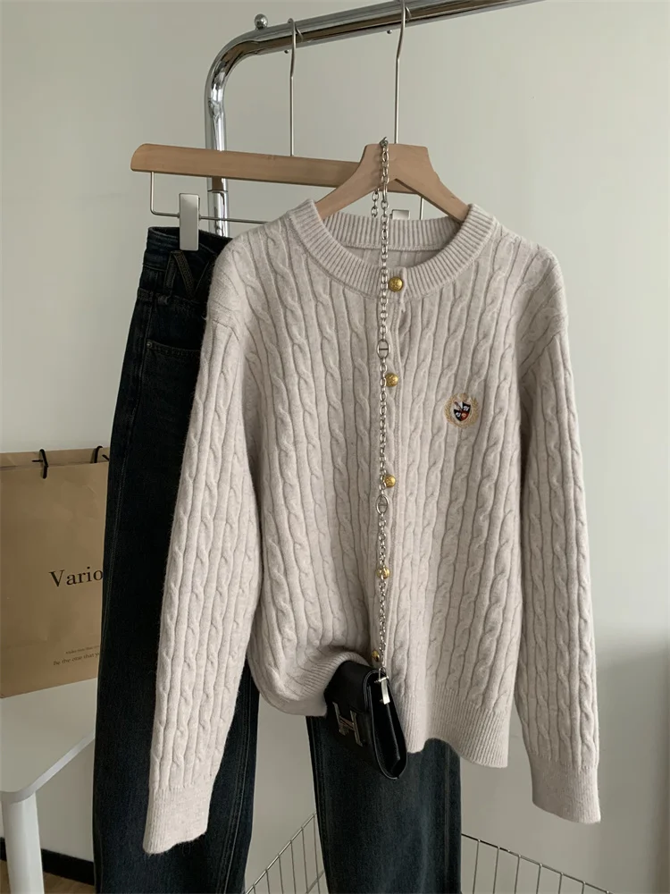 Свитер с круглым вырезом и вышивкой кабеля. Верхняя одежда. Женская весна осень.