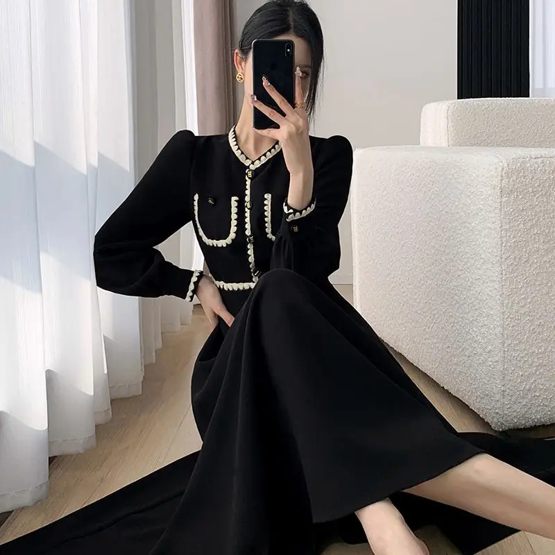 Женское приталенное платье в стиле Хепберн черное средней длины с длинными