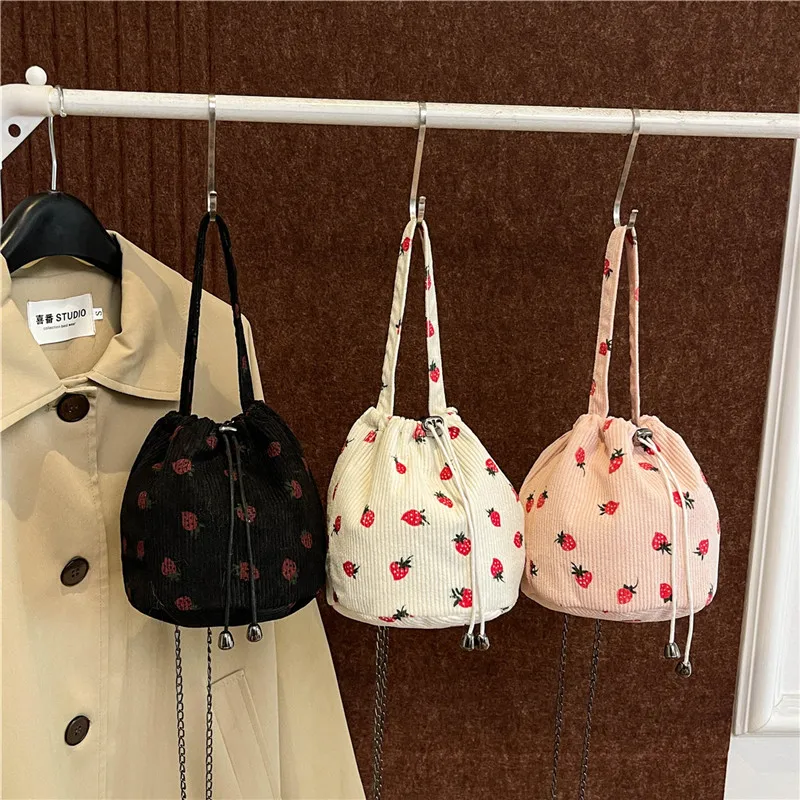 Женская вельветовая сумка-ведро с клубникой и ремешком-цепочкой модная сумка на