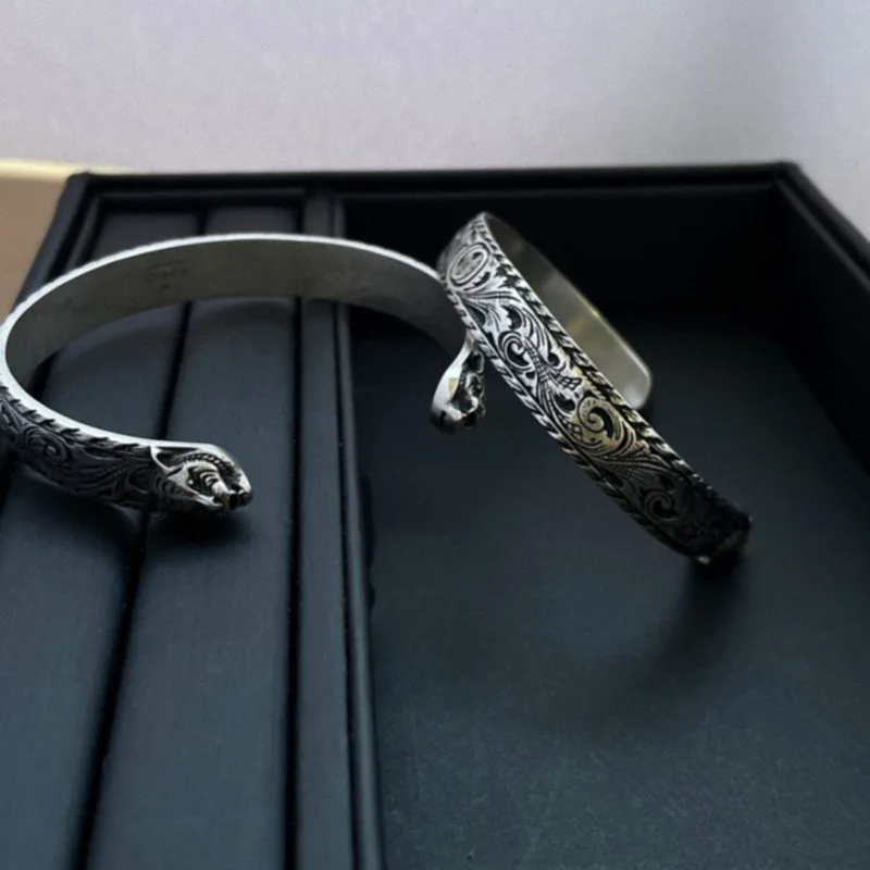 

Браслет с резьбой в виде головы тигра и знаками Зодиака