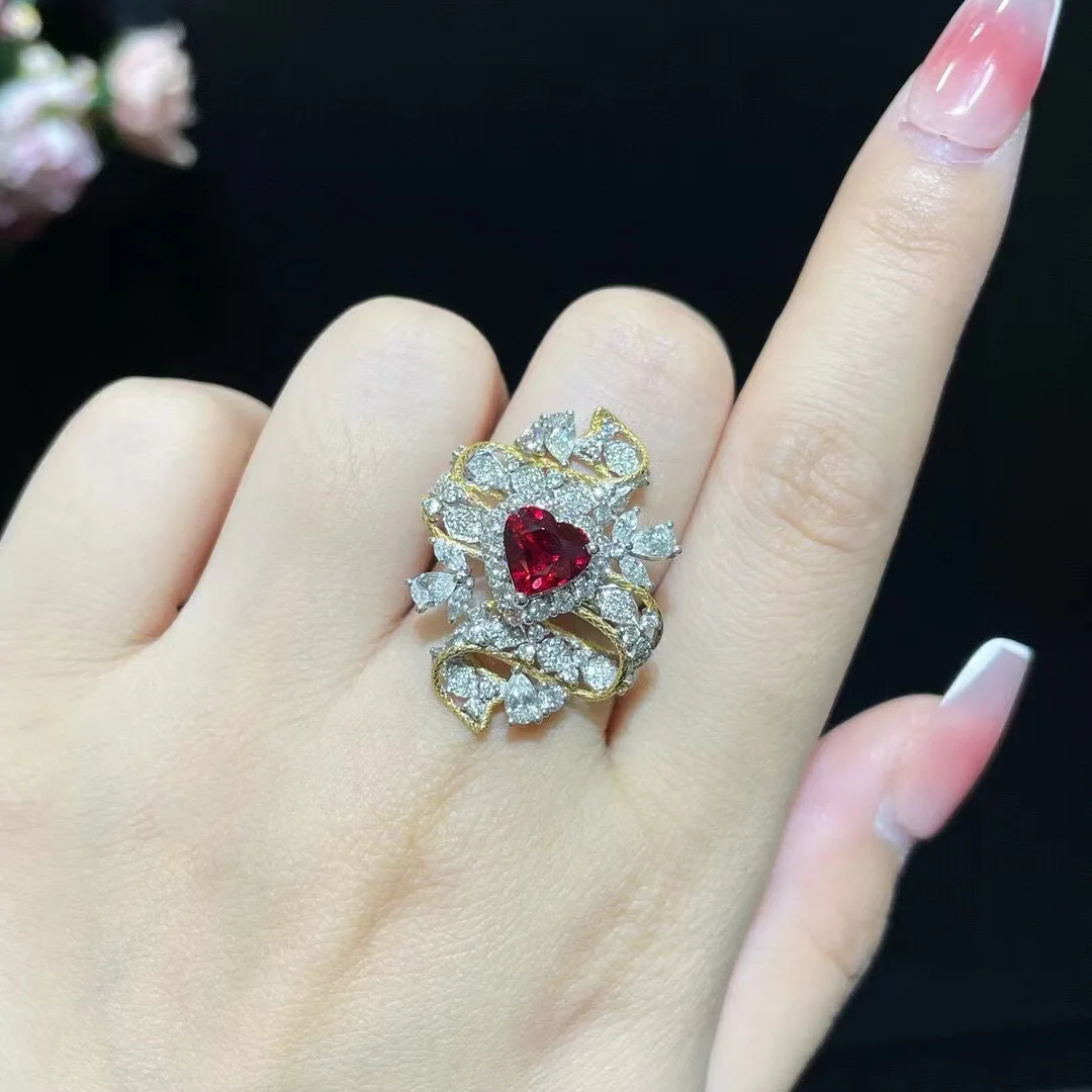 Кольцо женское из 18-каратного золота с натуральным рубином и бриллиантами