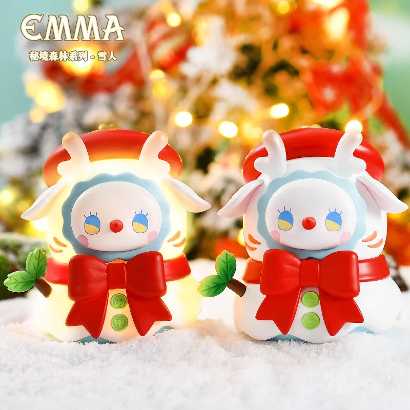 

Игрушка в виде снеговика с надписью «EMMA Secret Forest»