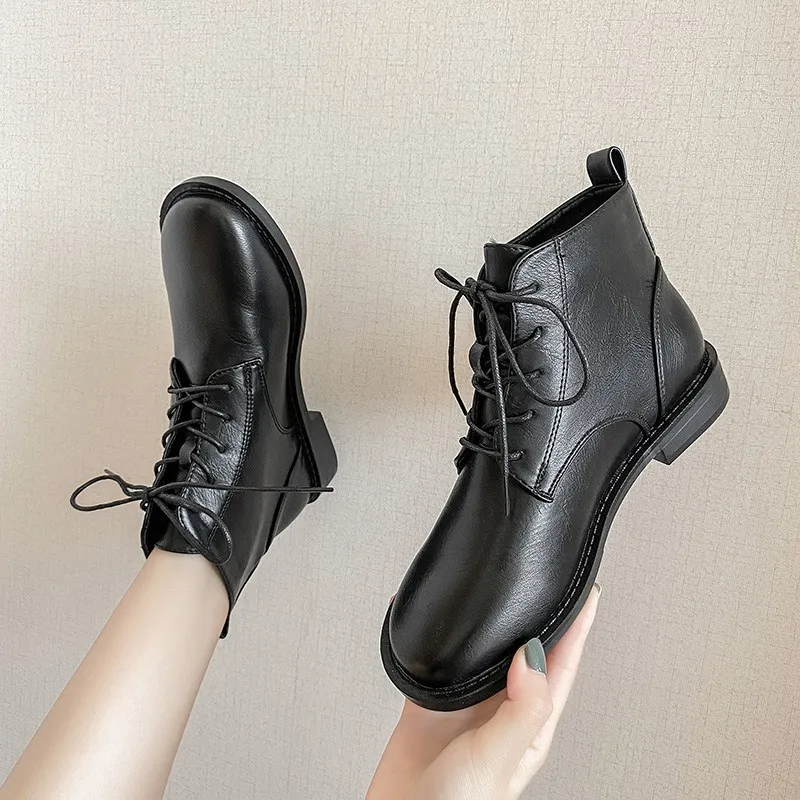 

Ботинки мартинсы с квадратным носком женские короткие ботинки на плоской подошве осень 2021 Новинка на шнуровке в стиле ретро и облегающие