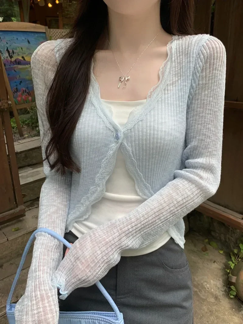 Новый кружевной короткий топ с длинными рукавами и украшением на одной пуговице