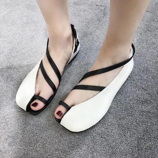 Spring Summer 2023 New Cross Buckle Versatile Flat Sandals Women's Split Toe Flat Heel Cut Out Square Head Women Concise Shoes