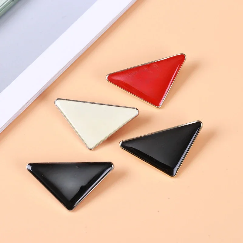 

2pcs Fashion Inverted Triangle Brooch Leather Pin Badges Luxury Brand Logo Metal Brooch for Suit Shirt Pin Accessory