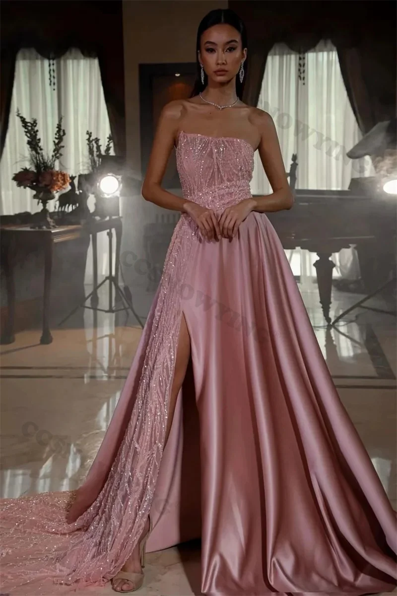 

Женское вечернее платье без бретелек с высоким разрезом и бусинами