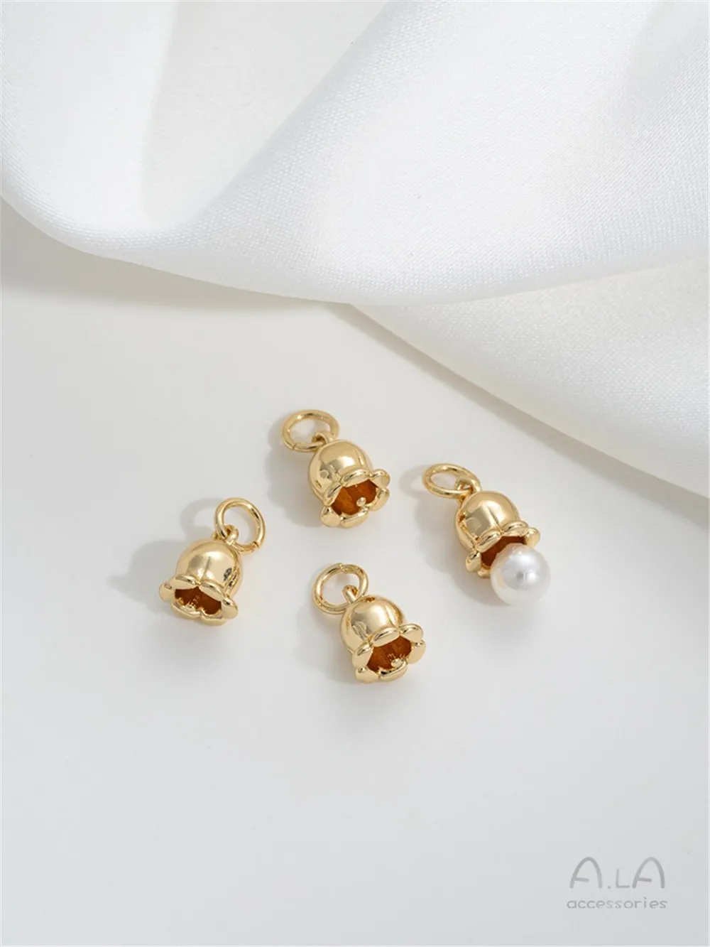 Универсальная пряжка с подвеской-бусиной в виде цветка лилии под золото 14 к