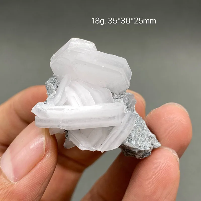 100% натуральный флуоресцентный кальцит с белыми хлопьями (флуоресцентный