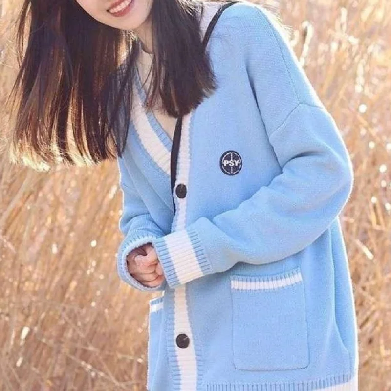 

Женский трикотажный свитер в стиле преппи, зимний Кардиган в Корейском стиле с вышивкой и V-образным вырезом на пуговицах, вязаные свитера в ...