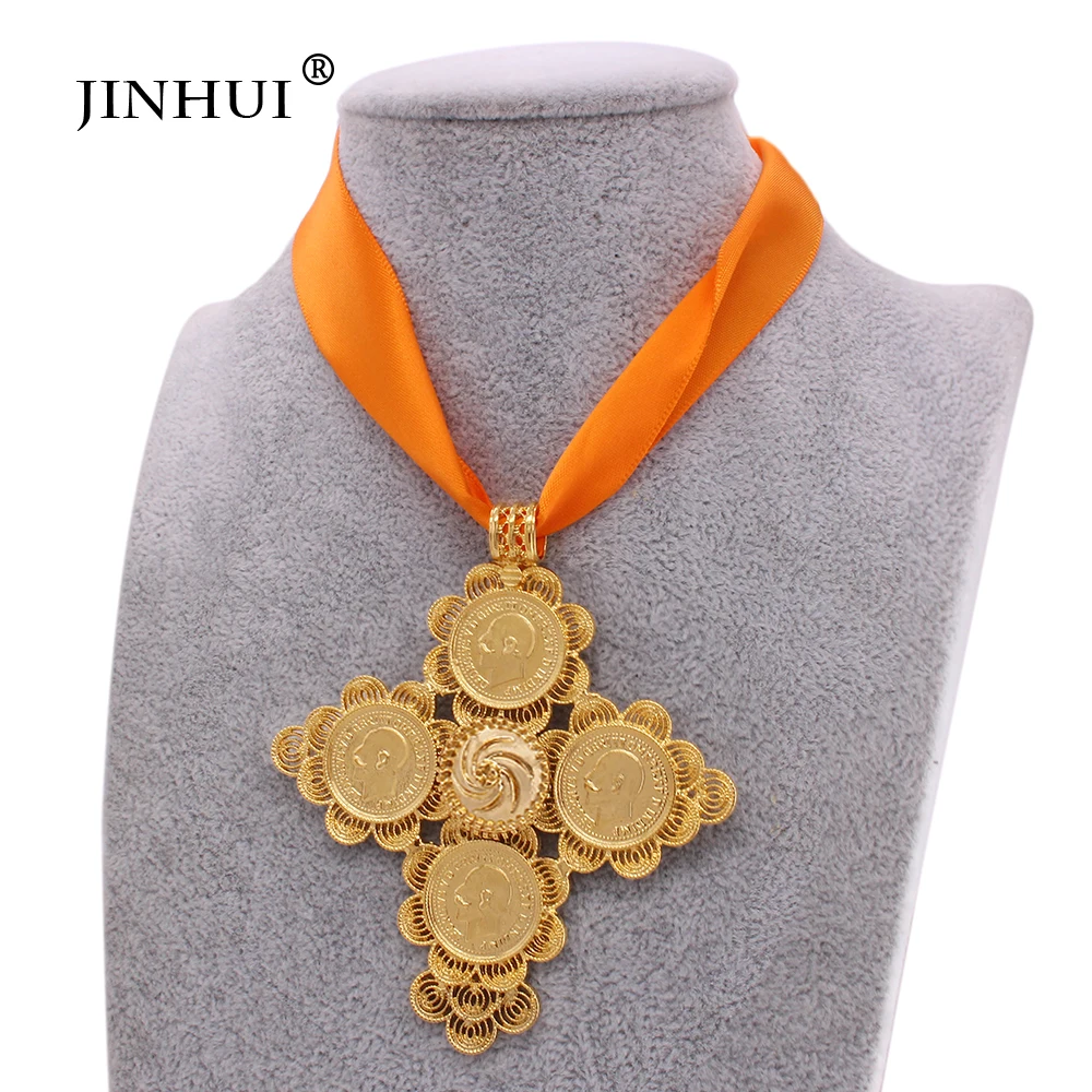 Цепочка с подвеской в виде монеты золотистого цвета