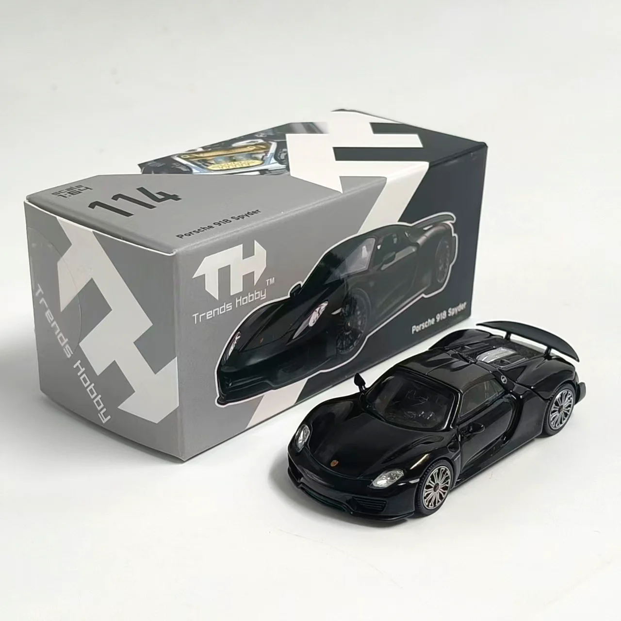Фото Модель автомобиля Porsche 918 Spyder Convertible из литого металла в масштабе 1:64. №1