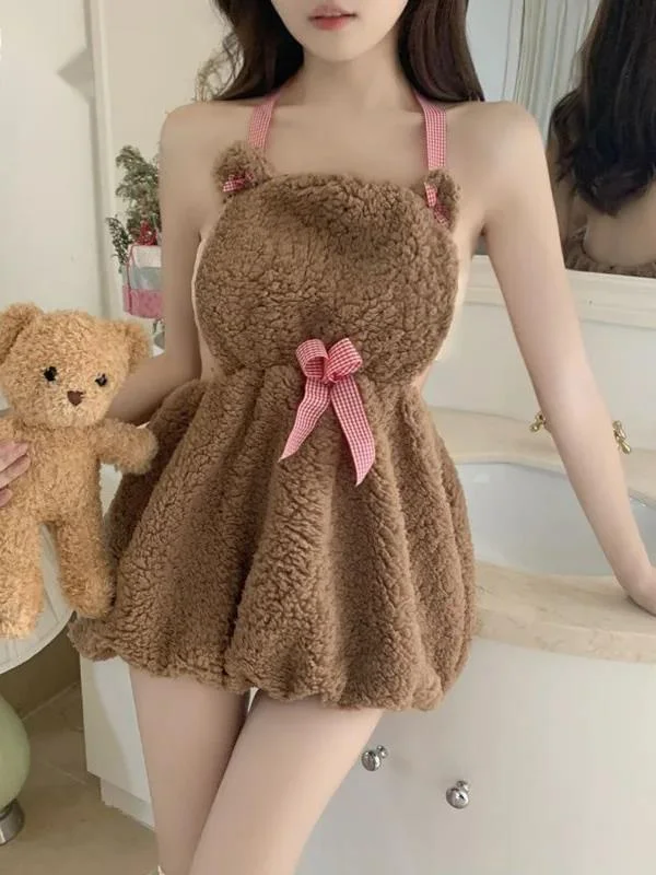 Плюшевое короткое платье с открытой спиной