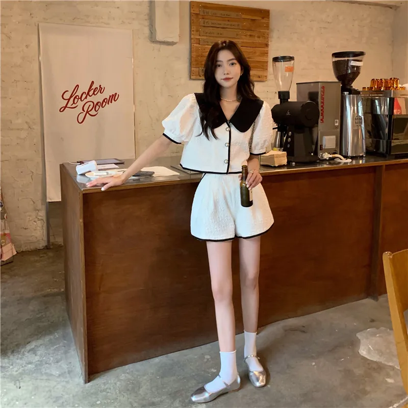 Костюм женский летний из рубашки с коротким рукавом и кукольным воротником