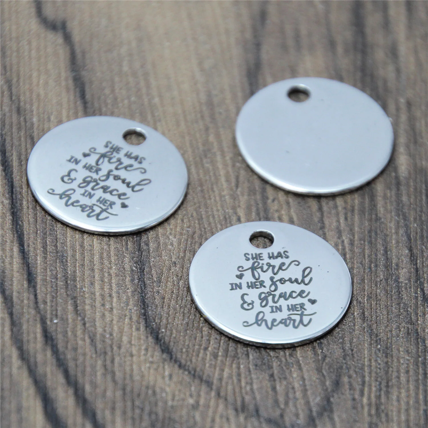 

10 шт./лот изящное сердце Шарм она имеет огонь в душе и изящность в ее сердце из нержавеющей стали Очаровательная подвеска с сообщениями 20 мм