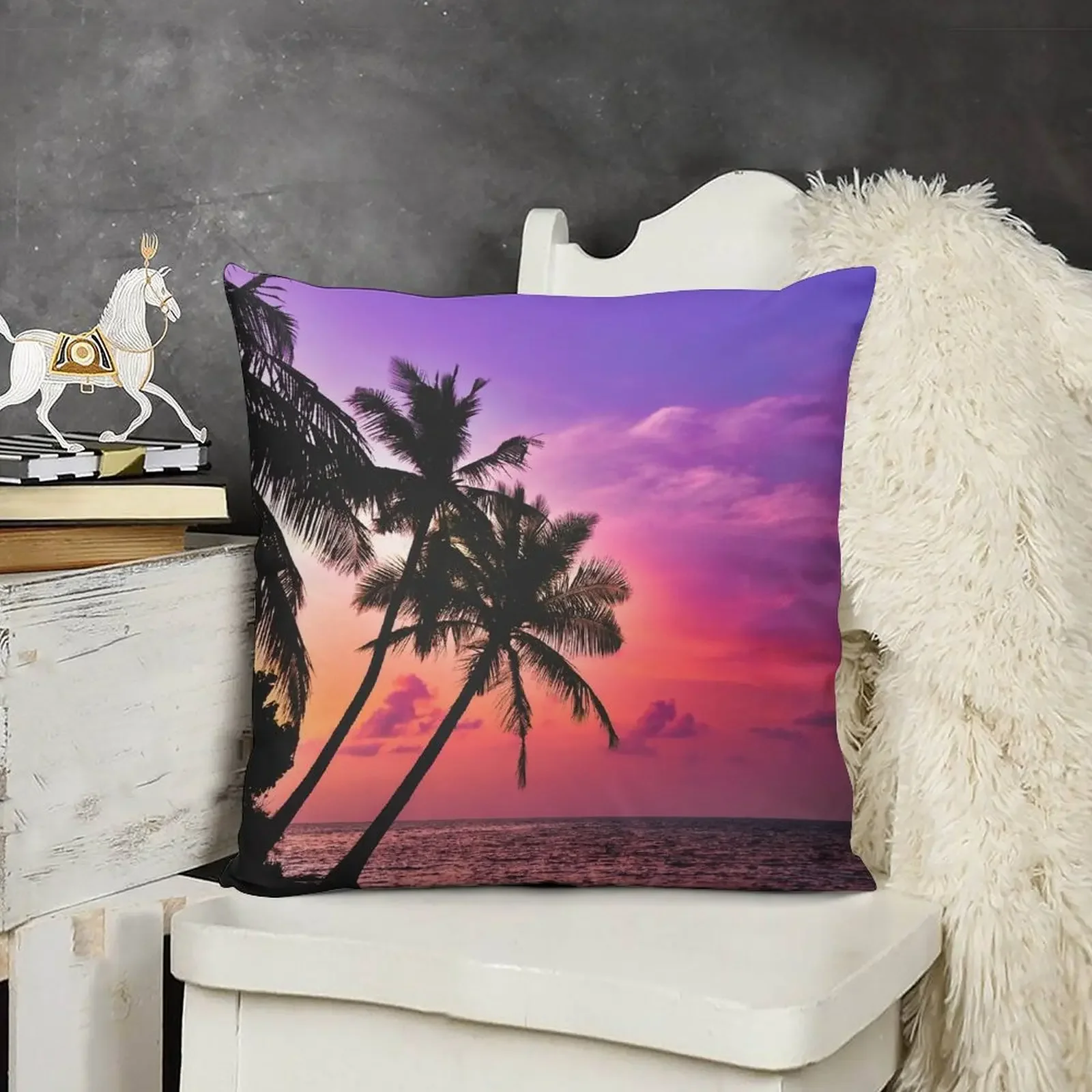Красивая тропическая розовая пальма с закатом декоративная подушка