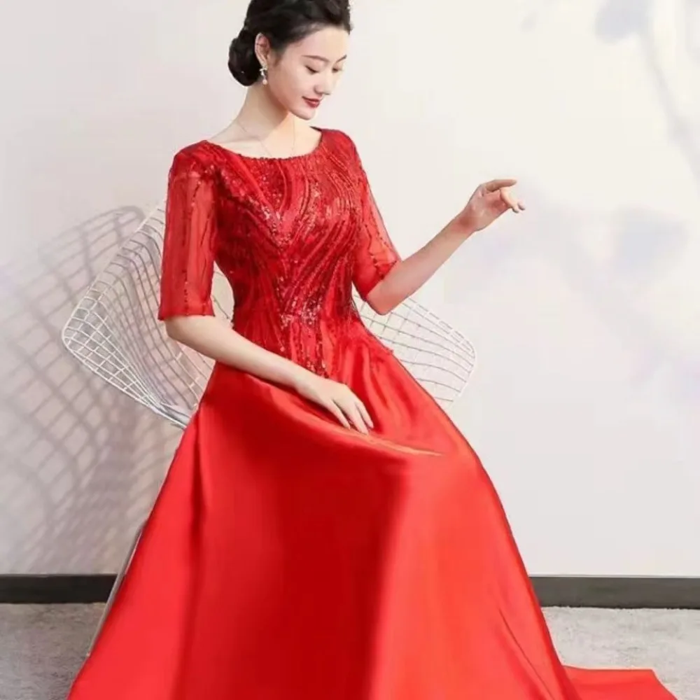 Красно-желтое атласное платье с рукавом до локтя