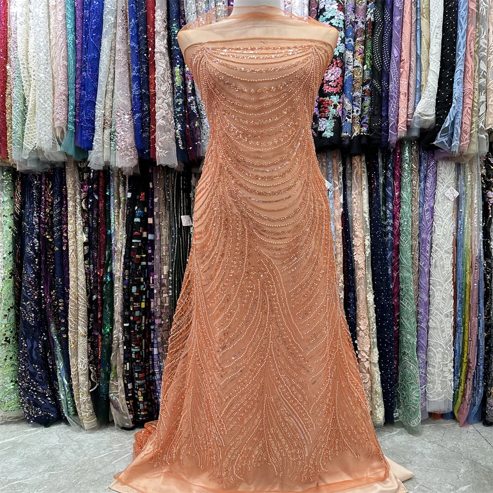 кружевное платье с подиума. кружево ткань. кружево фактура. кружевные пионы от риолис. кружева 2024.