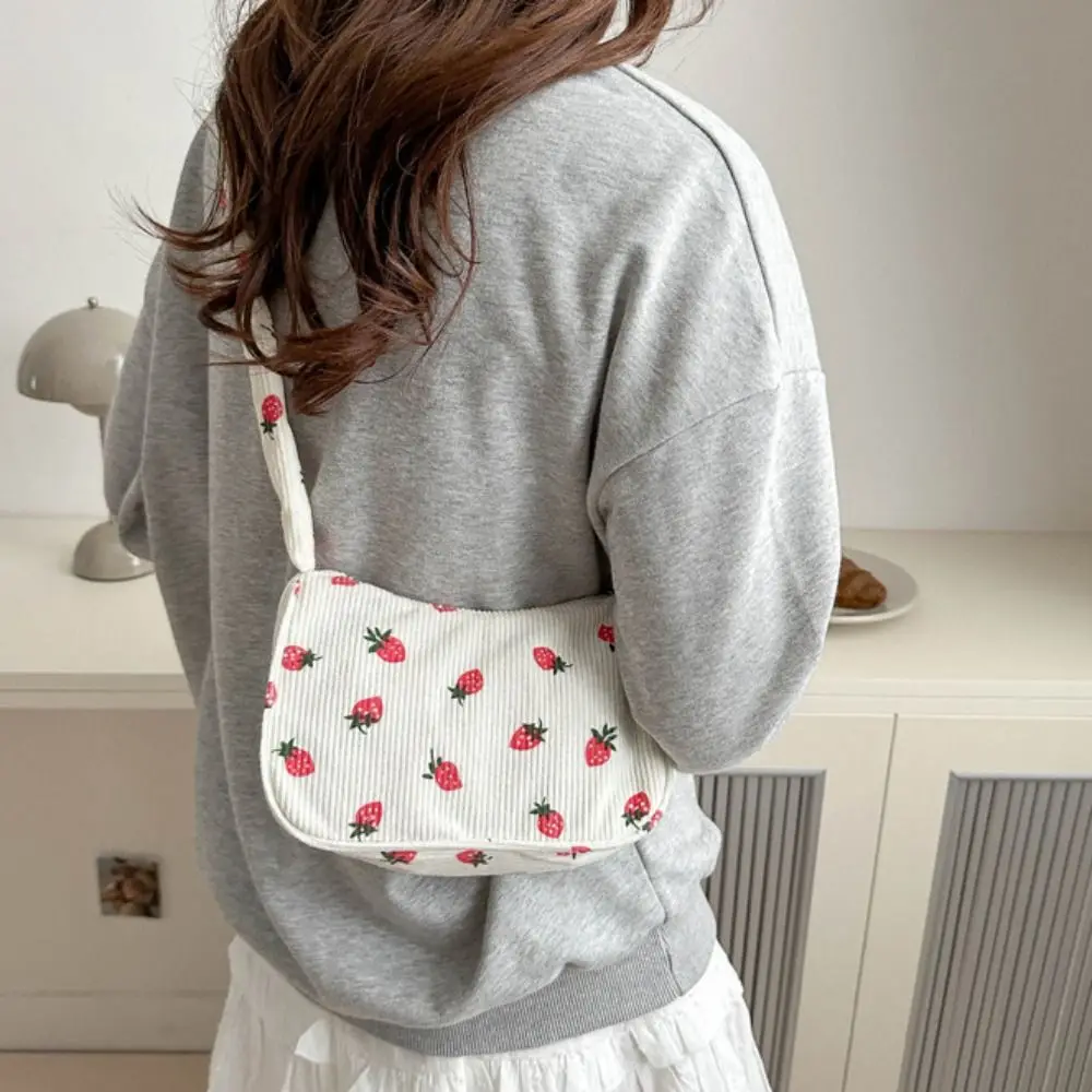 Модная корейская стильная сумка на плечо с клубничным принтом вельветовая