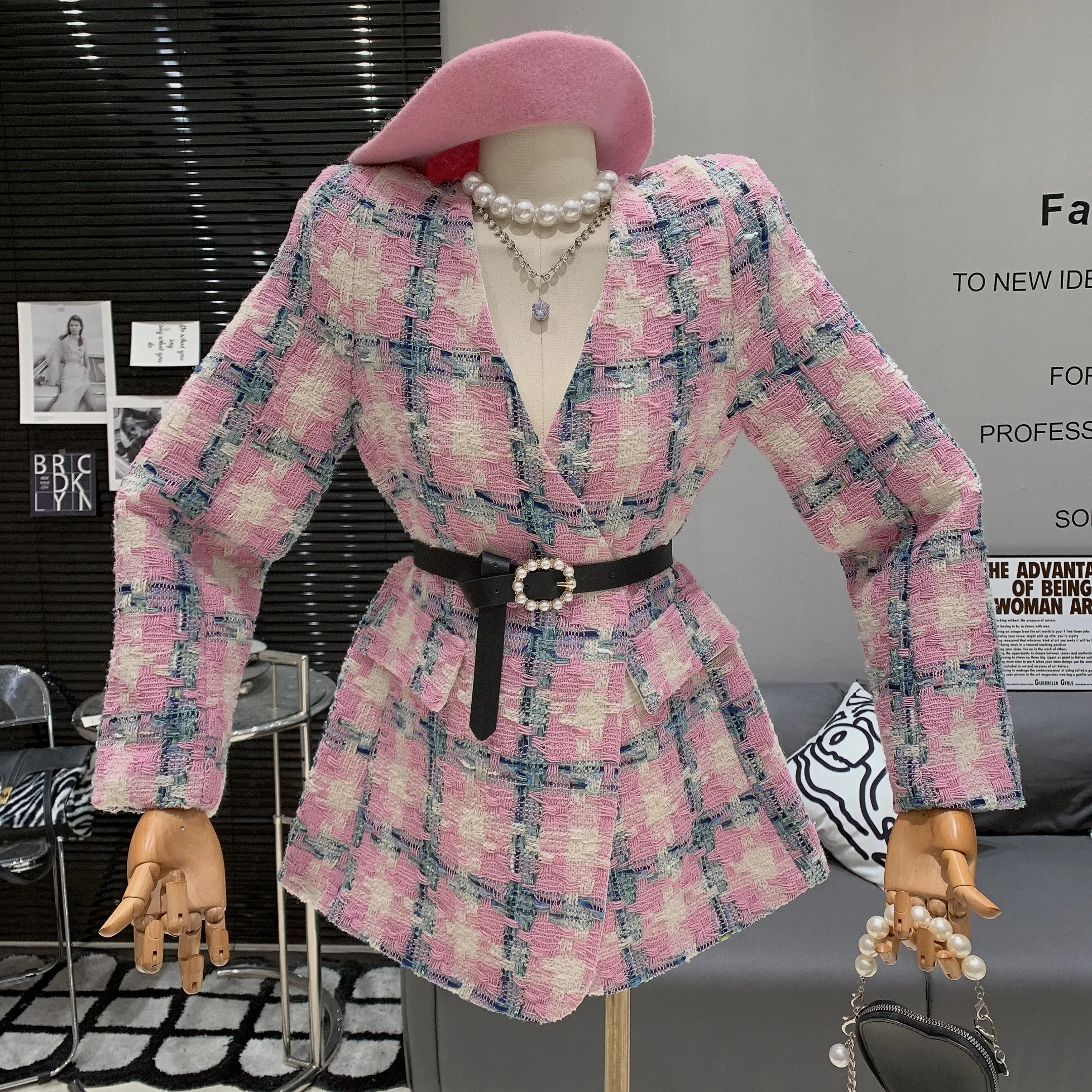 

Женское твидовое пальто в клетку, элегантное розовое пальто с V-образным вырезом, приталенный пояс, верхняя одежда, осень-зима 2023