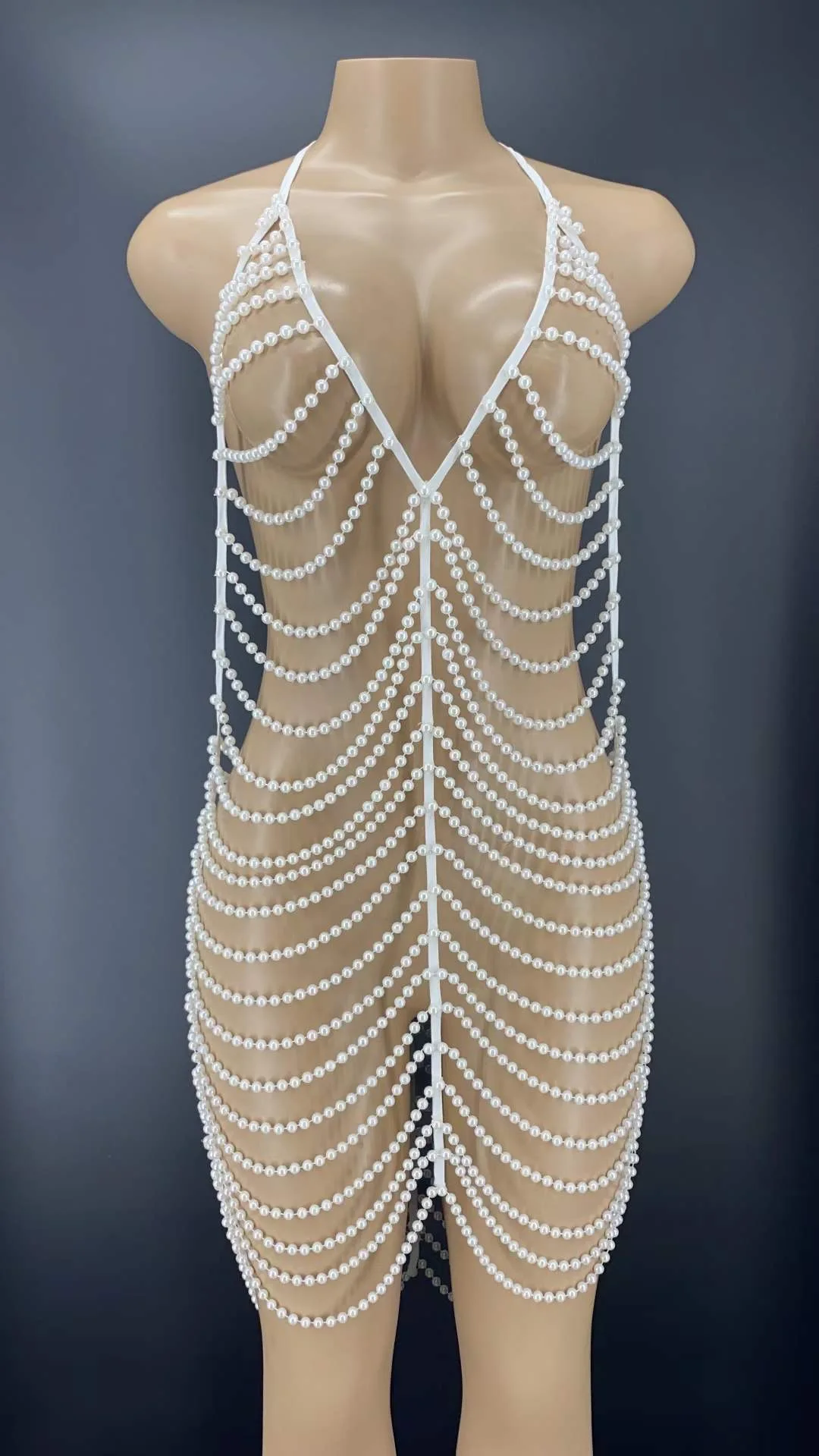 

Женское белое платье с V-образным вырезом, открытой спиной и блестящим жемчугом