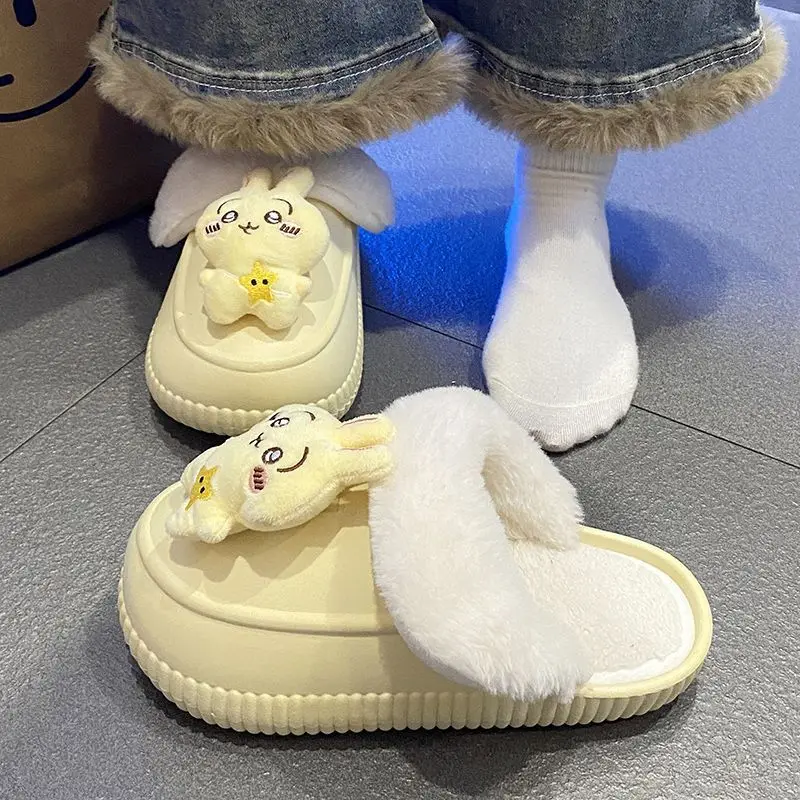 Фото Плюшевые тапочки Kawaii Usagi для девочек 2026: милые зимние теплые домашние тапочки Chiikawa с аниме-дизайном, съемные, нескользящие, на толстой подошве №1
