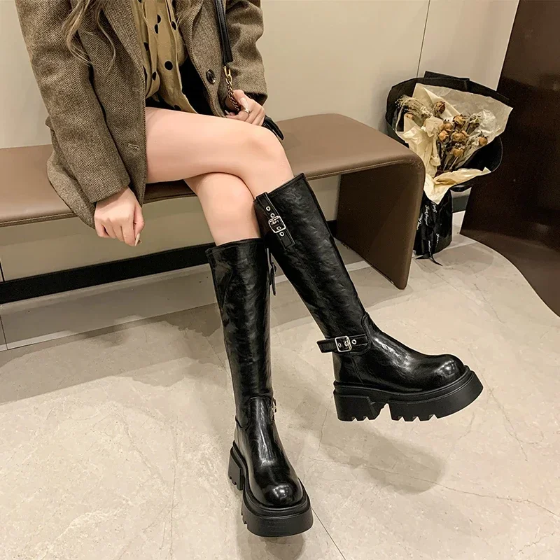 Современные ботинки до колена на квадратном каблуке. Зимняя женская обувь с