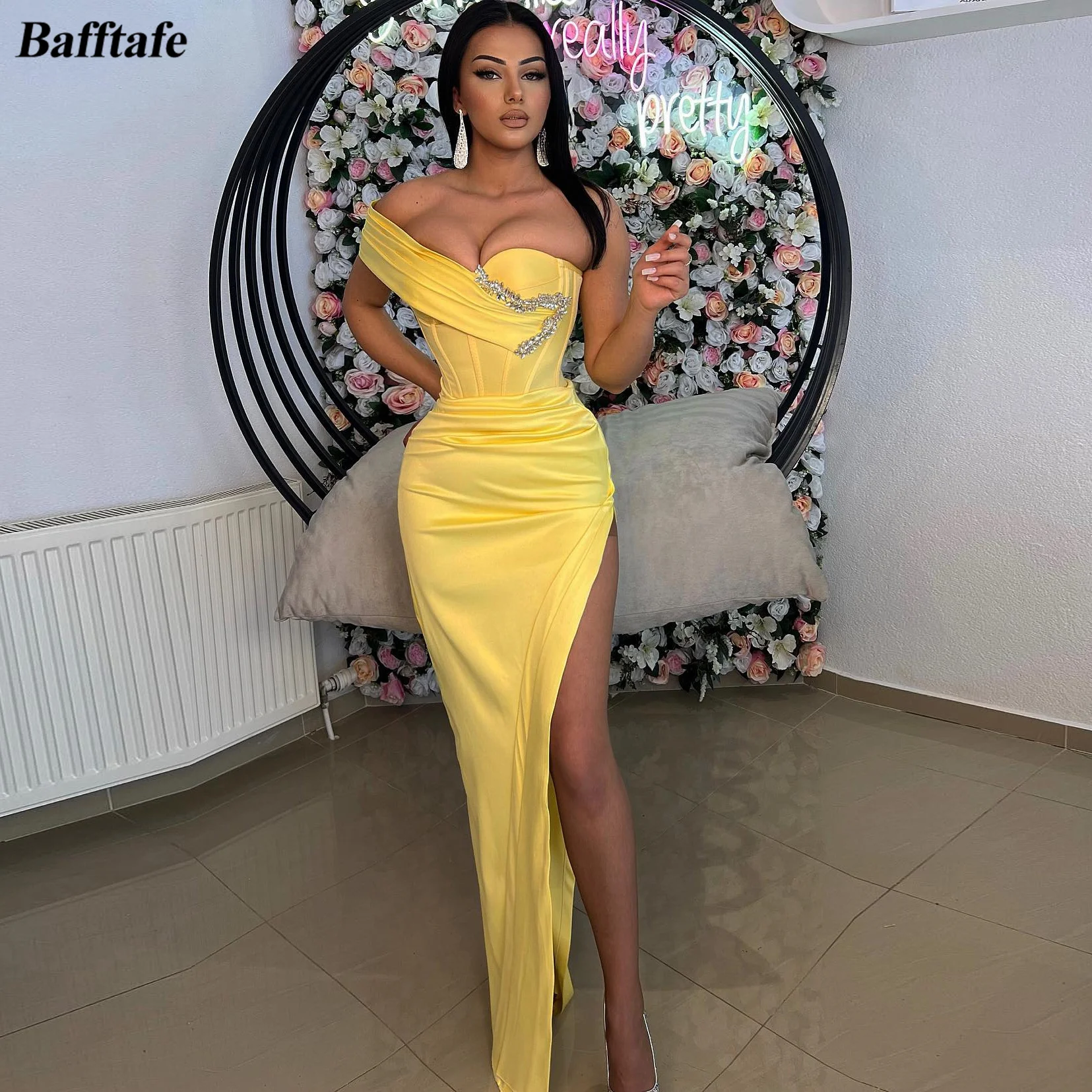 

Женское атласное платье на одно плечо, с разрезом