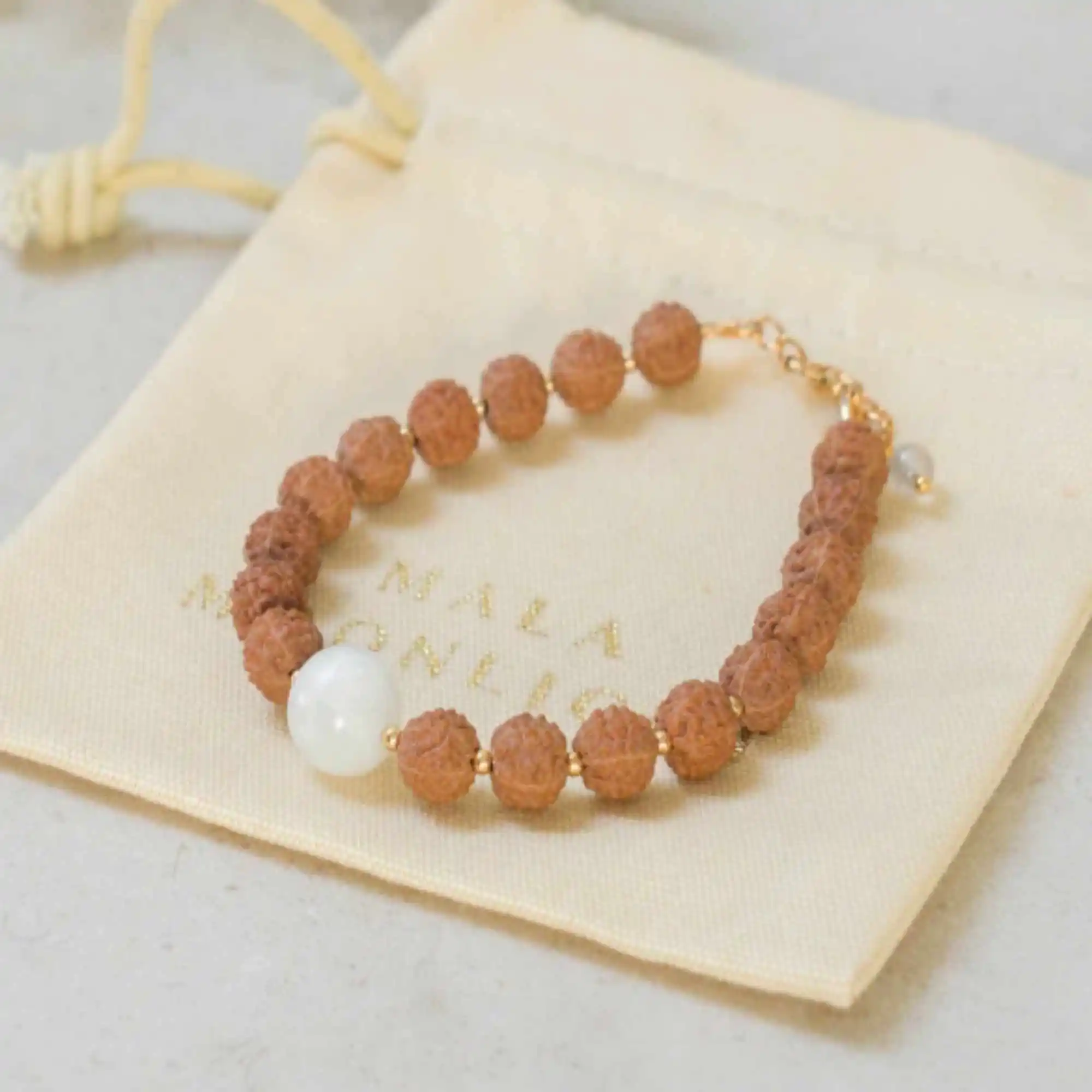 

8 мм натуральный коричневый рудракша Белый Лунный камень 14 к золотой заполняющий браслет ручной работы счастливая энергия для эмоционально...