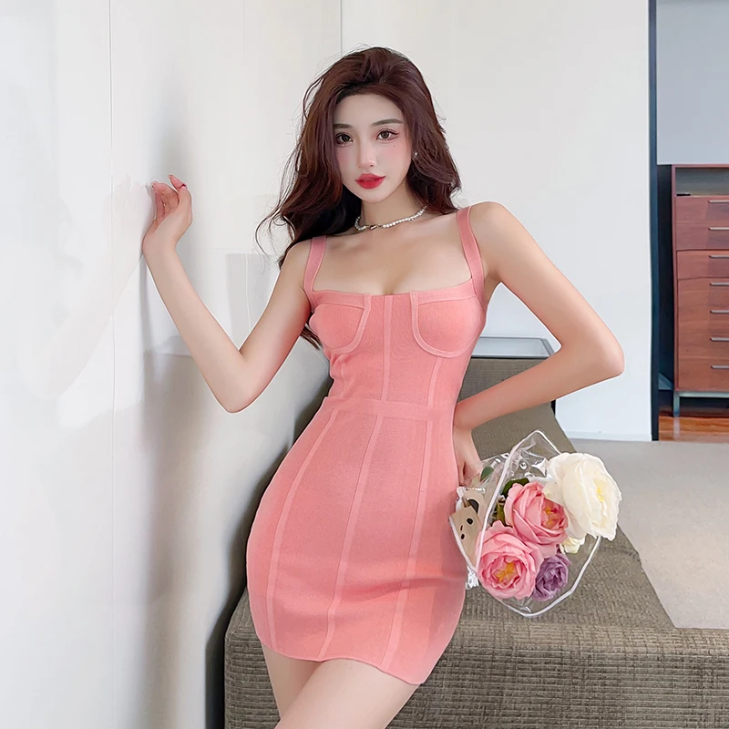 

Женское трикотажное платье с лямкой на шее и открытой спиной