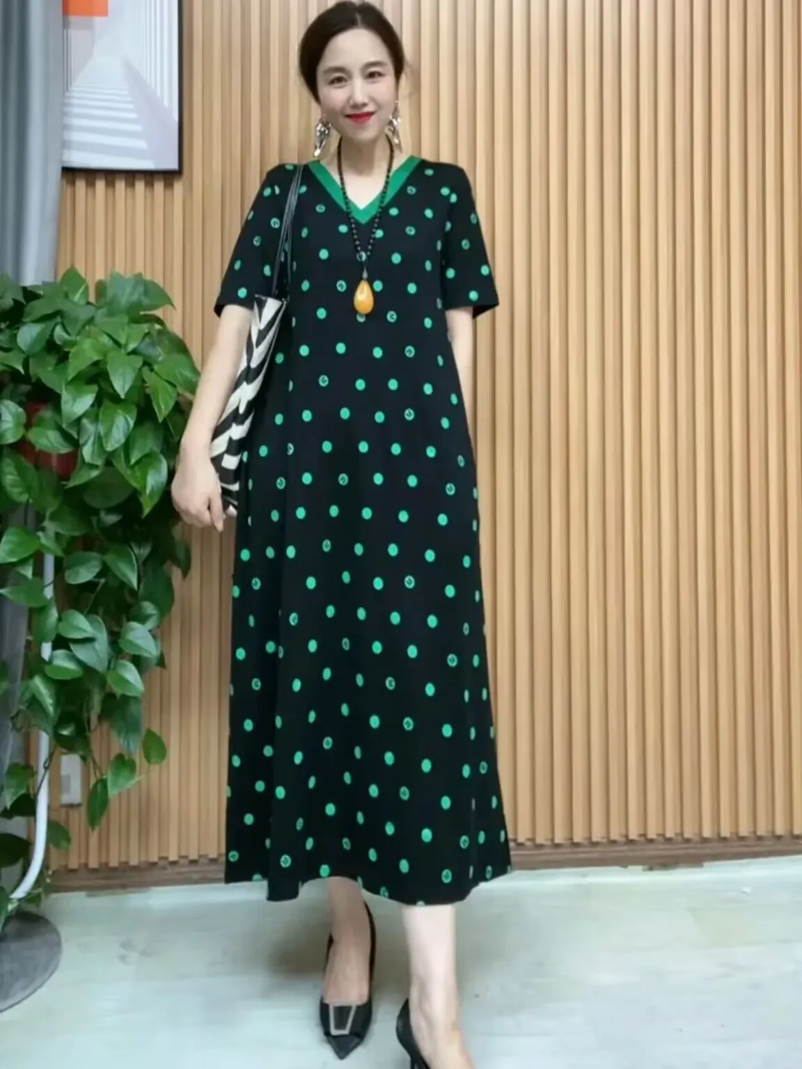 Модное платье в горошек с короткими рукавами новое летнее v-образным вырезом