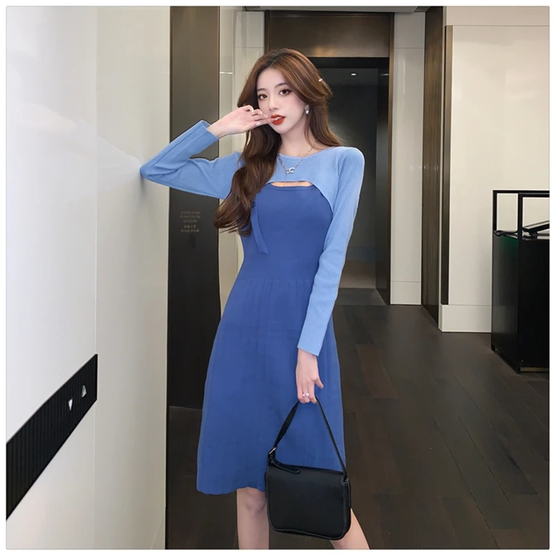 

Трикотажное платье-свитер трапециевидной формы, с вырезами