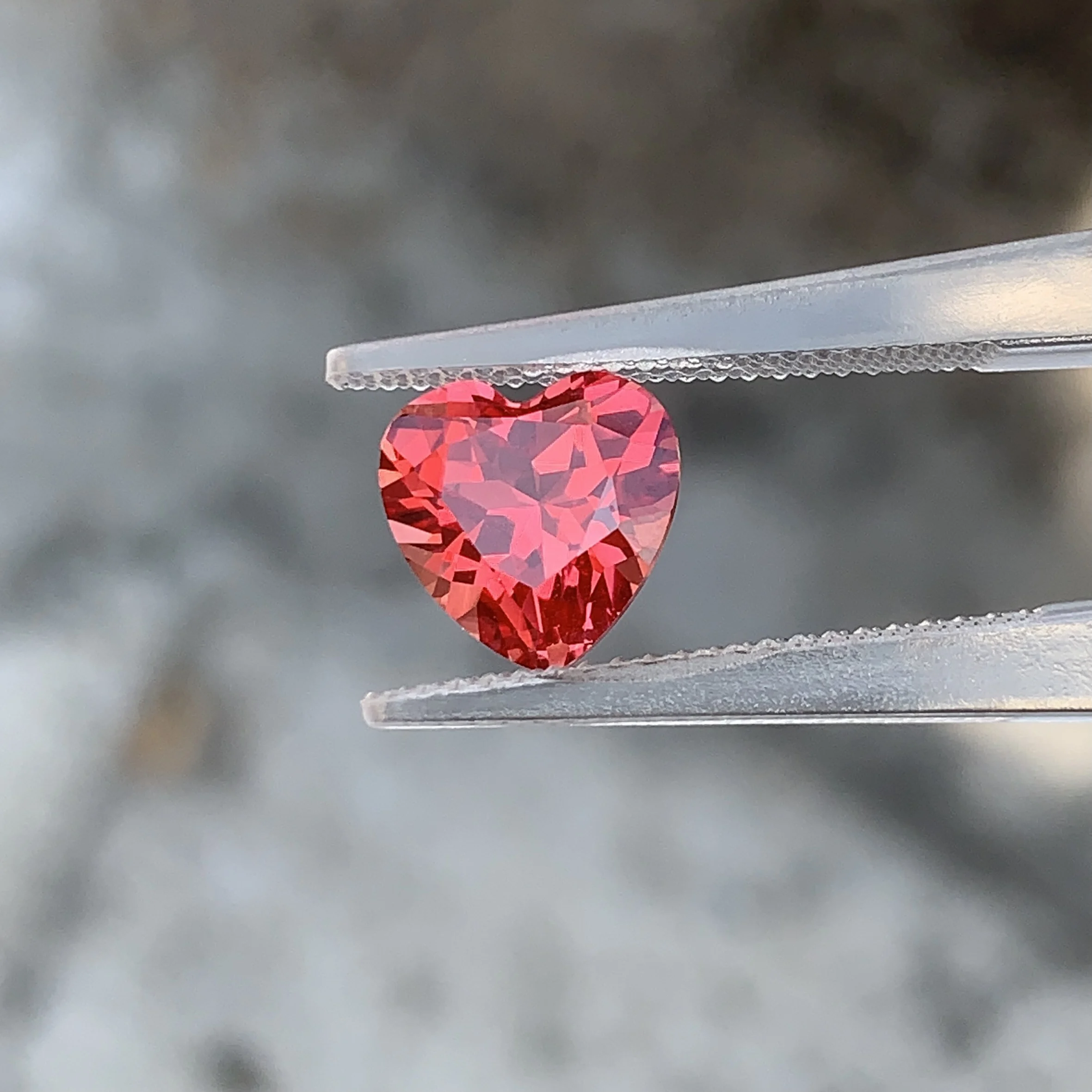 Фото Лабораторно выращенный сапфир Padparadscha цвета Fire Lotus, огранка в форме сердца, качество VVS, свободный камень для изготовления обручальных колец и ювелирных изделий. №3