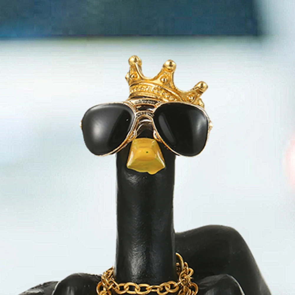 Скульптура маленькой утки на среднем пальце 7 5 см декоративная фигурка