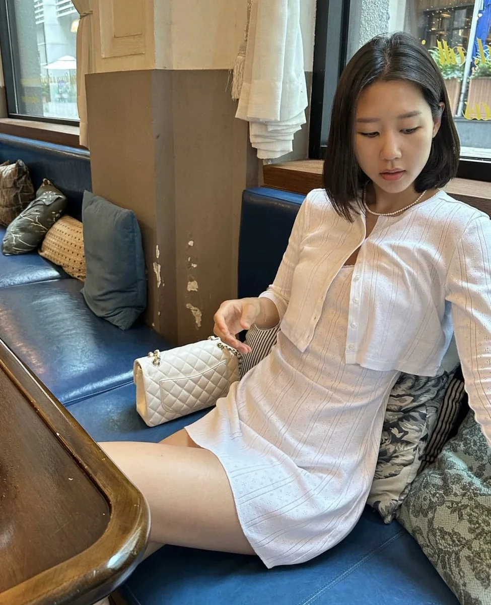 Короткая белая куртка с коротким рукавом и цветочным принтом