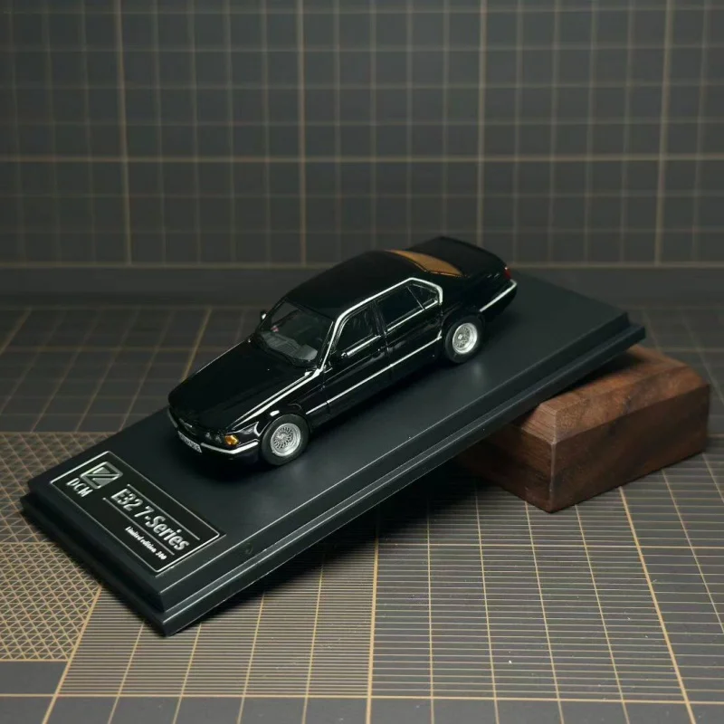 Фото Модель автомобиля DCM 1:64 E32 7-Series из черного сплава - В наличии №1