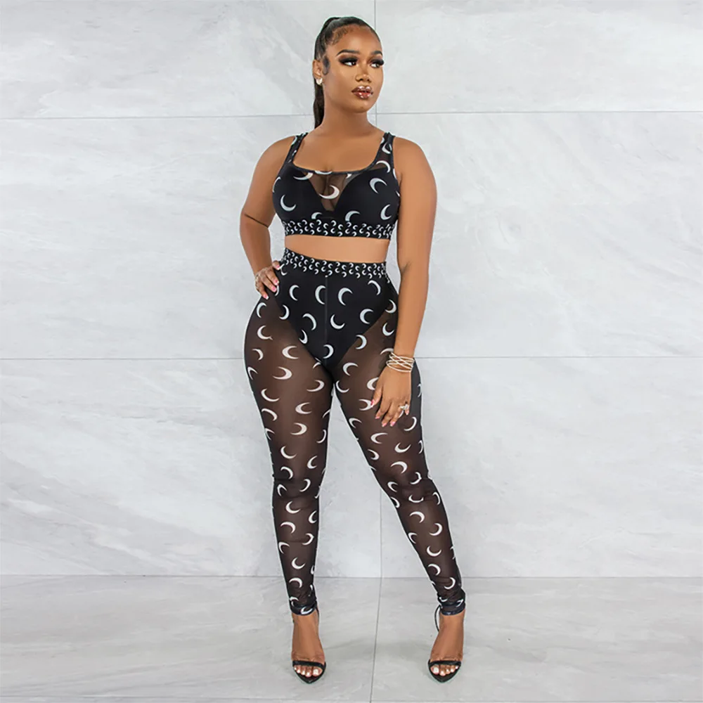 Пикантная майка с глубоким вырезом жилет принтом и облегающие прозрачные брюки