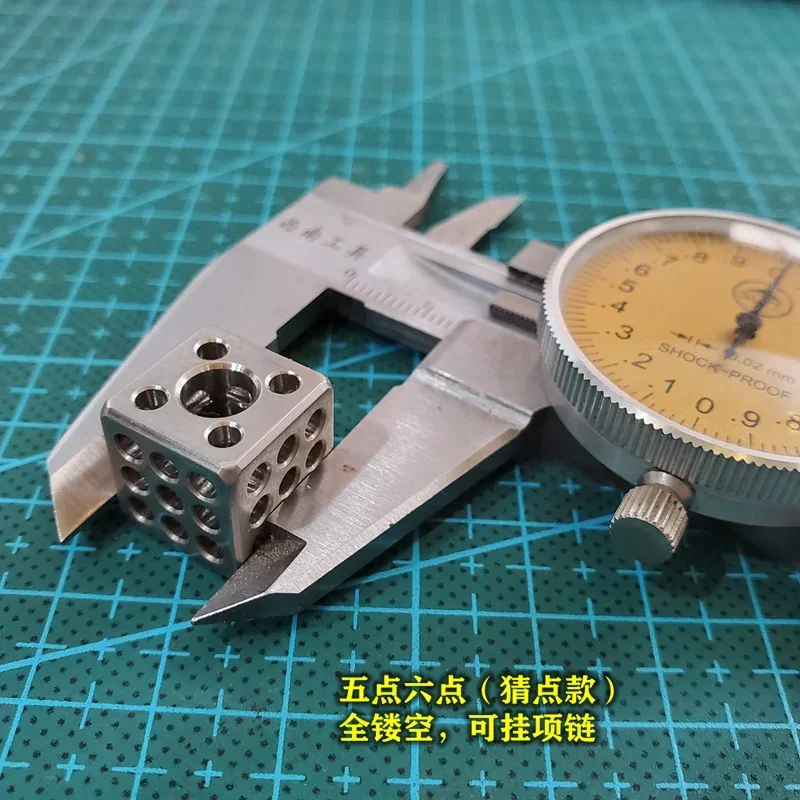 

Титановые игральные кости VALYRIAN TC4 серого цвета