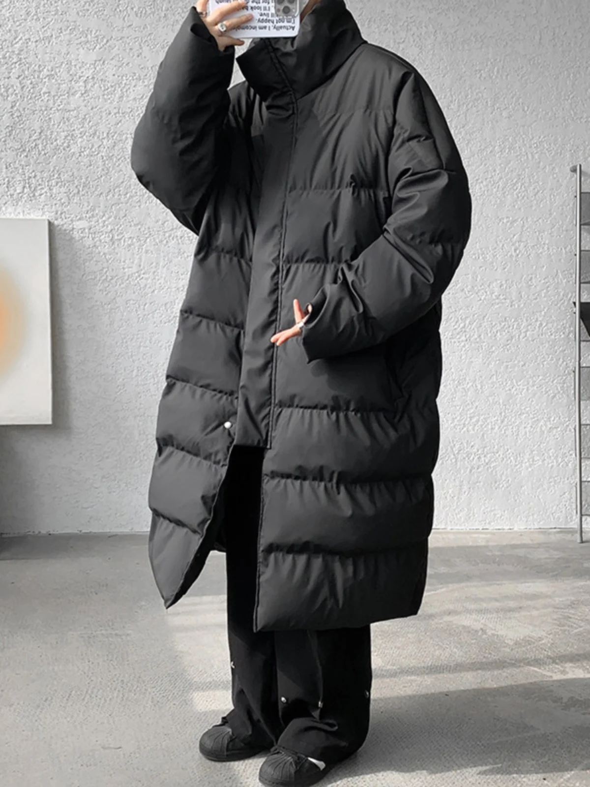 Одноразовый матовый пуховик средней длины из искусственной кожи выше колена