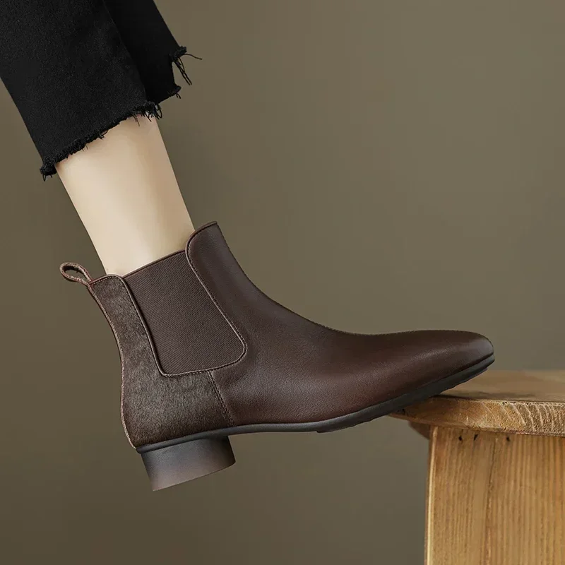 Универсальные короткие сапоги из мягкой воловьей кожи на низком каблуке с юбкой.