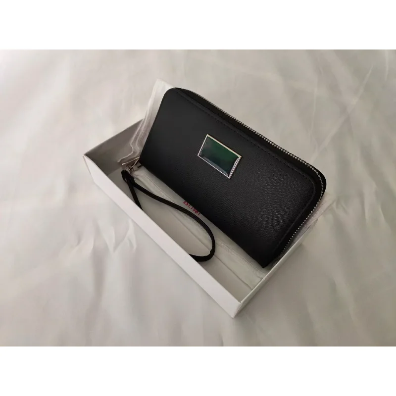 

Guess14 bag wallet is a fashionable item suitable for girls with multiple colors available