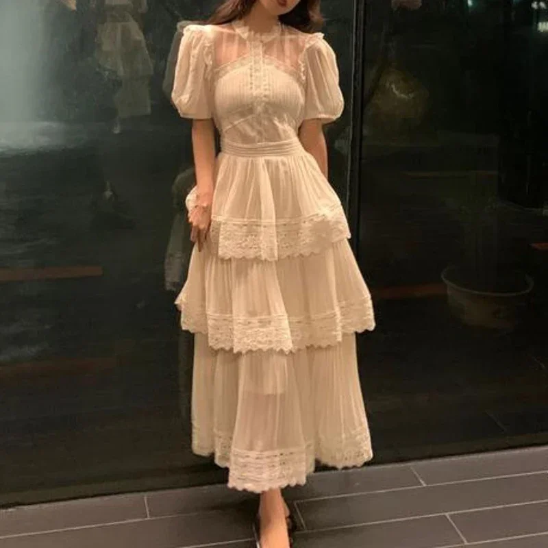 Винтажное кружевное женское платье облегающее с пышными рукавами и оборками