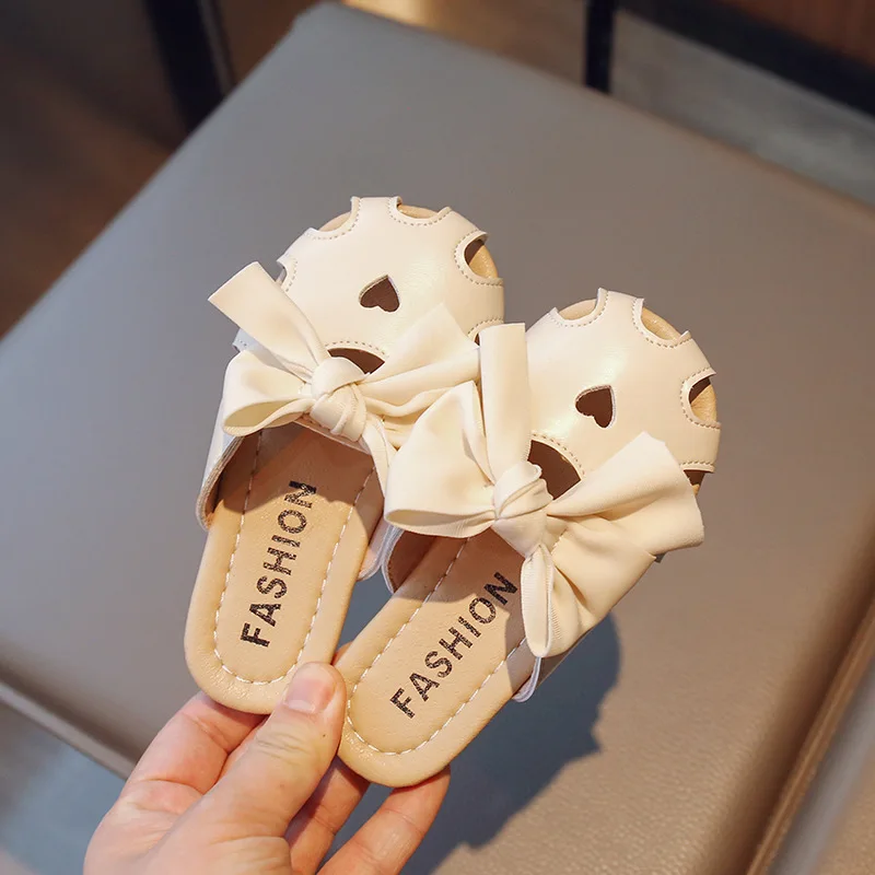 

Летние тапочки для девочек, пляжные сандалии в стиле принцессы с бантом и прорезями, простые однотонные Нескользящие Детские тапочки с мягк...