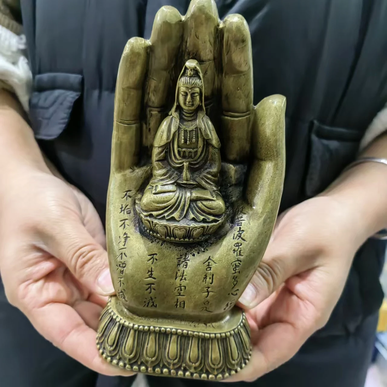 Тибет Медный буддизм Гуань Инь Сидящий в руке старый храм Кван-инь Будда Грязе